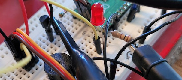 photo of scope lead connected to the servo pulse input