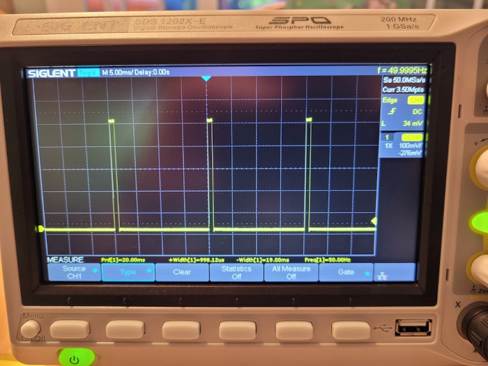 photo of oscilloscope screen showing sweet pwm signal for servo